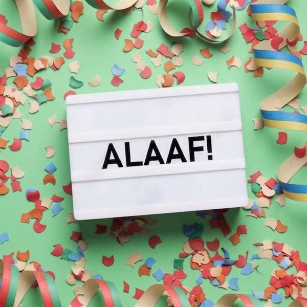 Konfetti und Luftschlangen mit der Aufschrift Alaaf