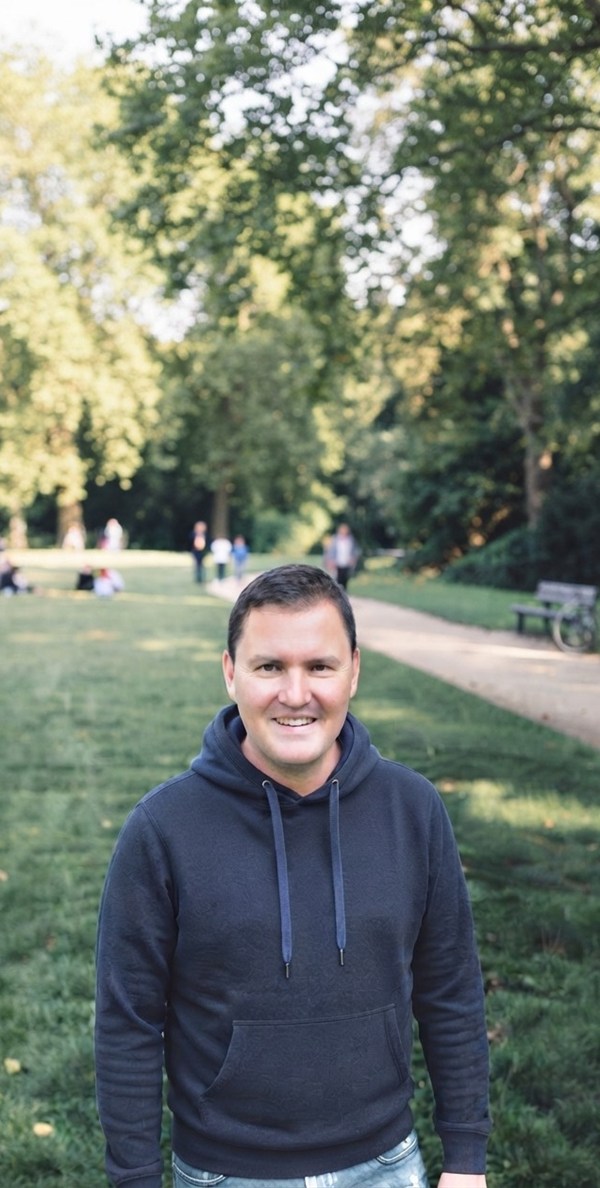 Tobias Reinhardt auf der Wiese im K&ouml;lner Volksgarten